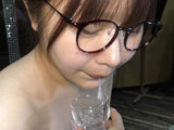 美人女子大生の「唾とオシッコと愛液」は格別なんです！グラスに溜めた唾！コップに注いだオシッコ！飲み干します！禁断の甘酸っぱい匂いと味！